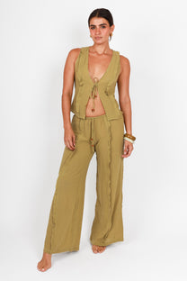 Rain pants with ruffles on the front